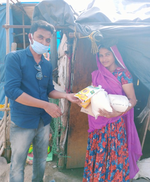 Volunteer serving street children